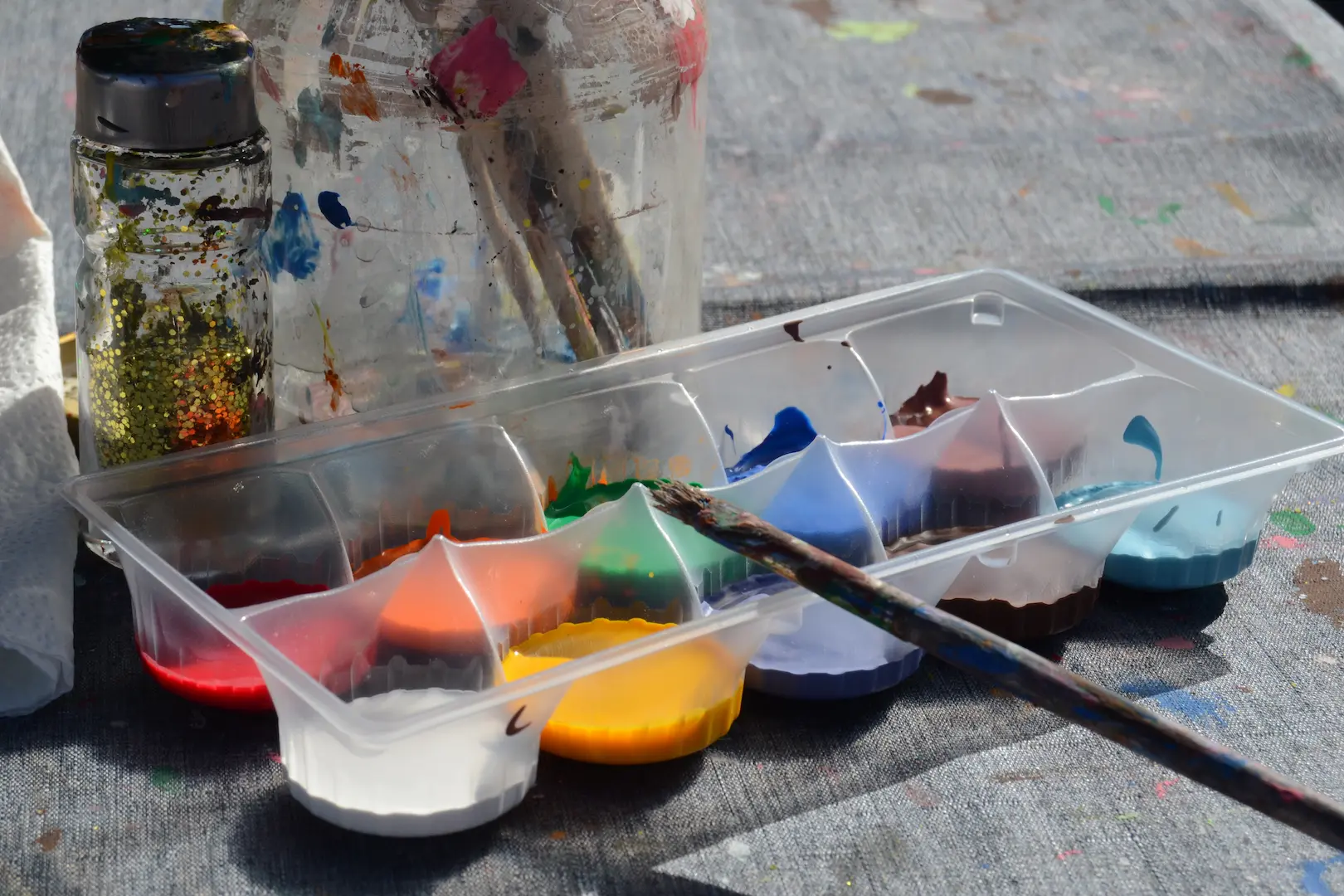 Malset mit Farben, Pinsel und Holzrohling