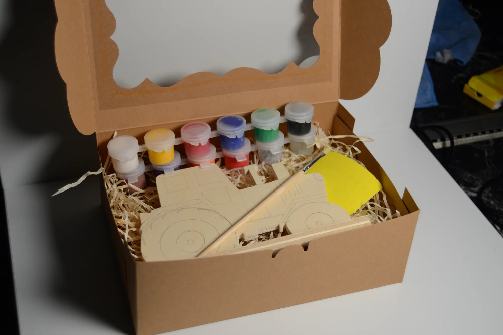 Malset mit Farben, Pinsel und Holzrohling